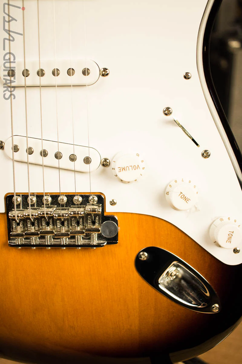 2014 Fender American Vintage Reissue ‘54 Stratocaster Sunburst Limited Edition - Image 4