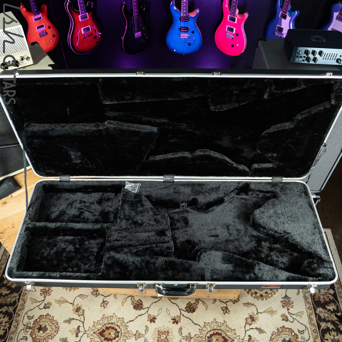 B.C. Rich Warlock Molded Case Black - Image 3