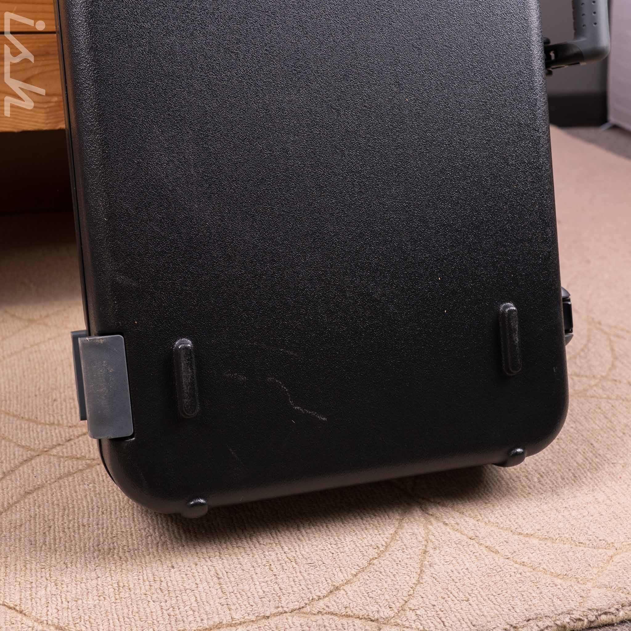 Fender Deluxe Molded Case - Stratocaster®/Telecaster® - Image 4
