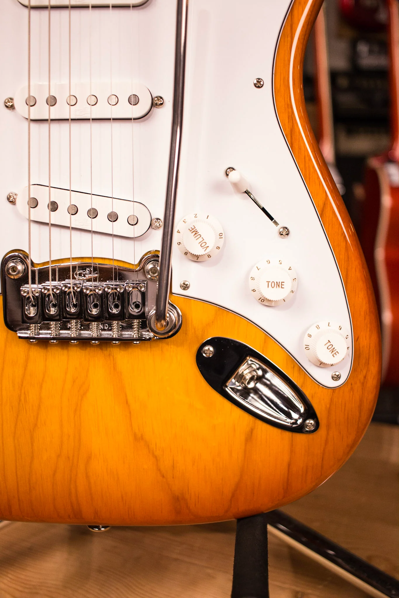 2015 G&L Legacy Honeyburst Maple Neck Rosewood Fingerboard Custom - Image 4